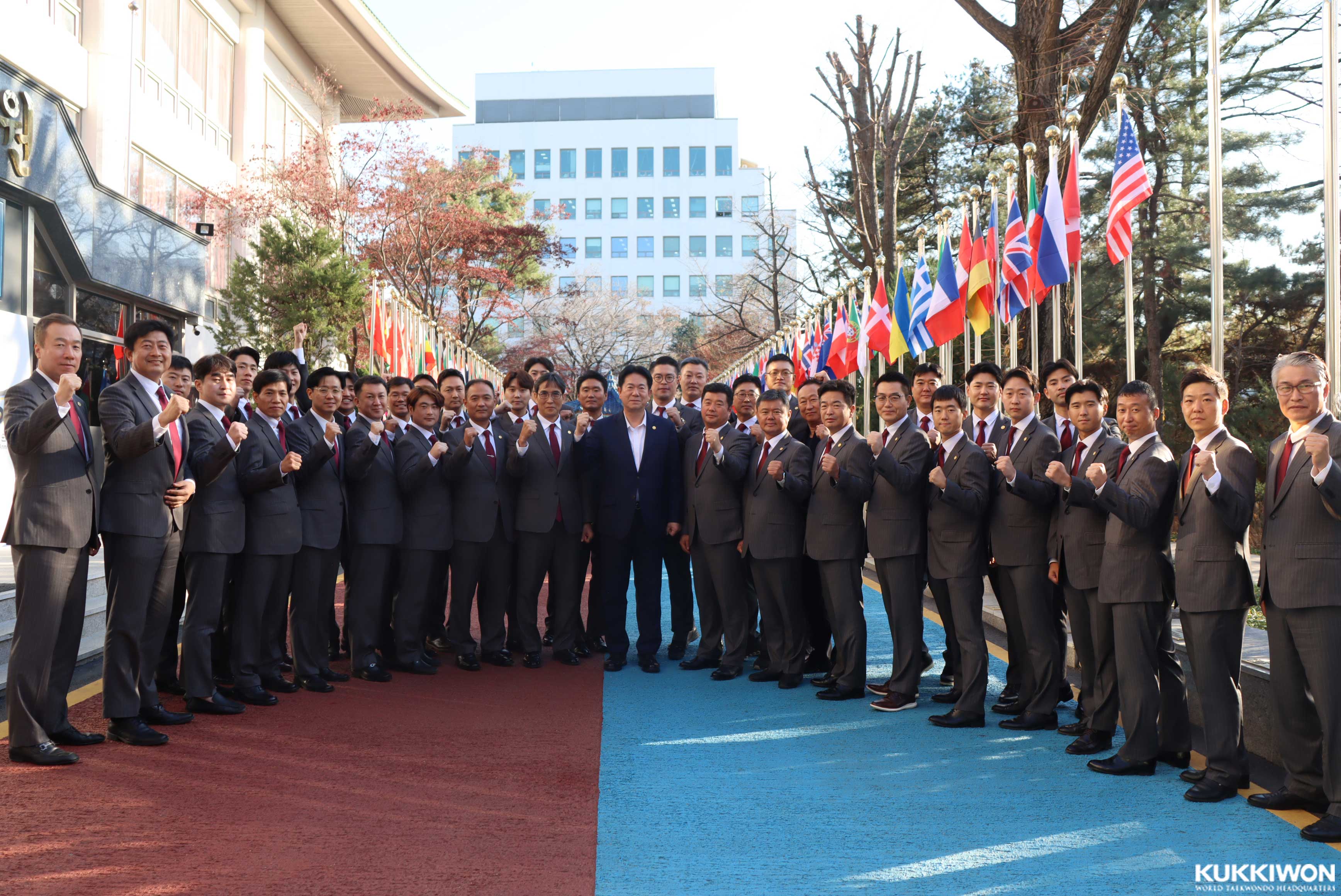 이동섭 국기원장과 해외 파견 태권도 사범들.